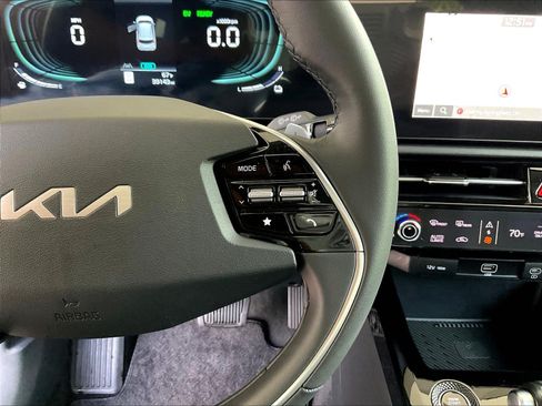 Used 2024 Kia Niro EX FWD image 12