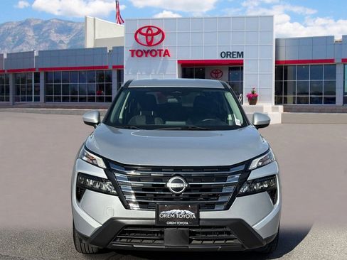 Used 2024 Nissan Rogue SV AWD/4WD image 2