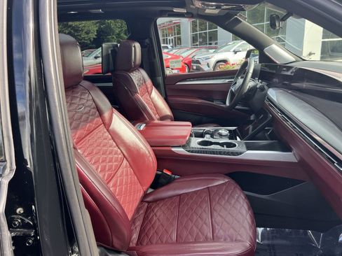 Used 2025 Cadillac Escalade Sport w/ Touring Package AWD/4WD image 28