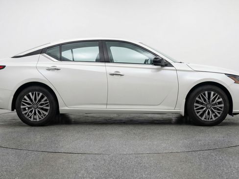 Used 2025 Nissan Altima 2.5 SV image 11