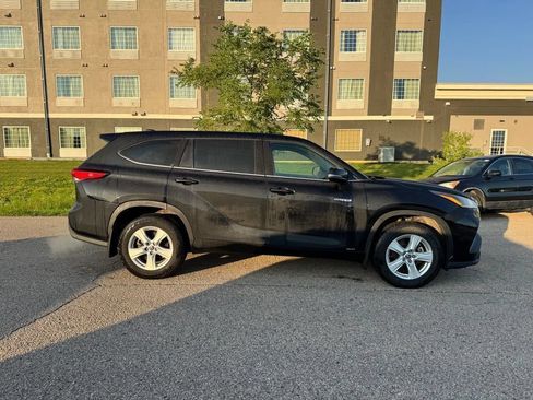 Used 2021 Toyota Highlander LE AWD/4WD image 14
