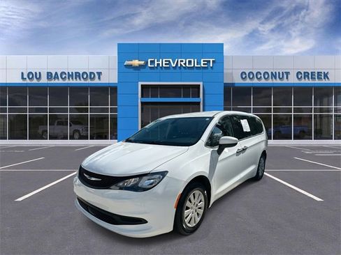 Used 2021 Chrysler Voyager L image 4