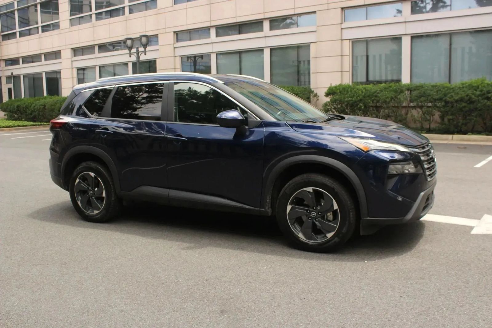 Used 2024 Nissan Rogue SV w/ SV Premium Package AWD/4WD image 4