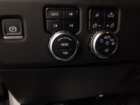 Used 2025 GMC Sierra 2500 AT4 image 17