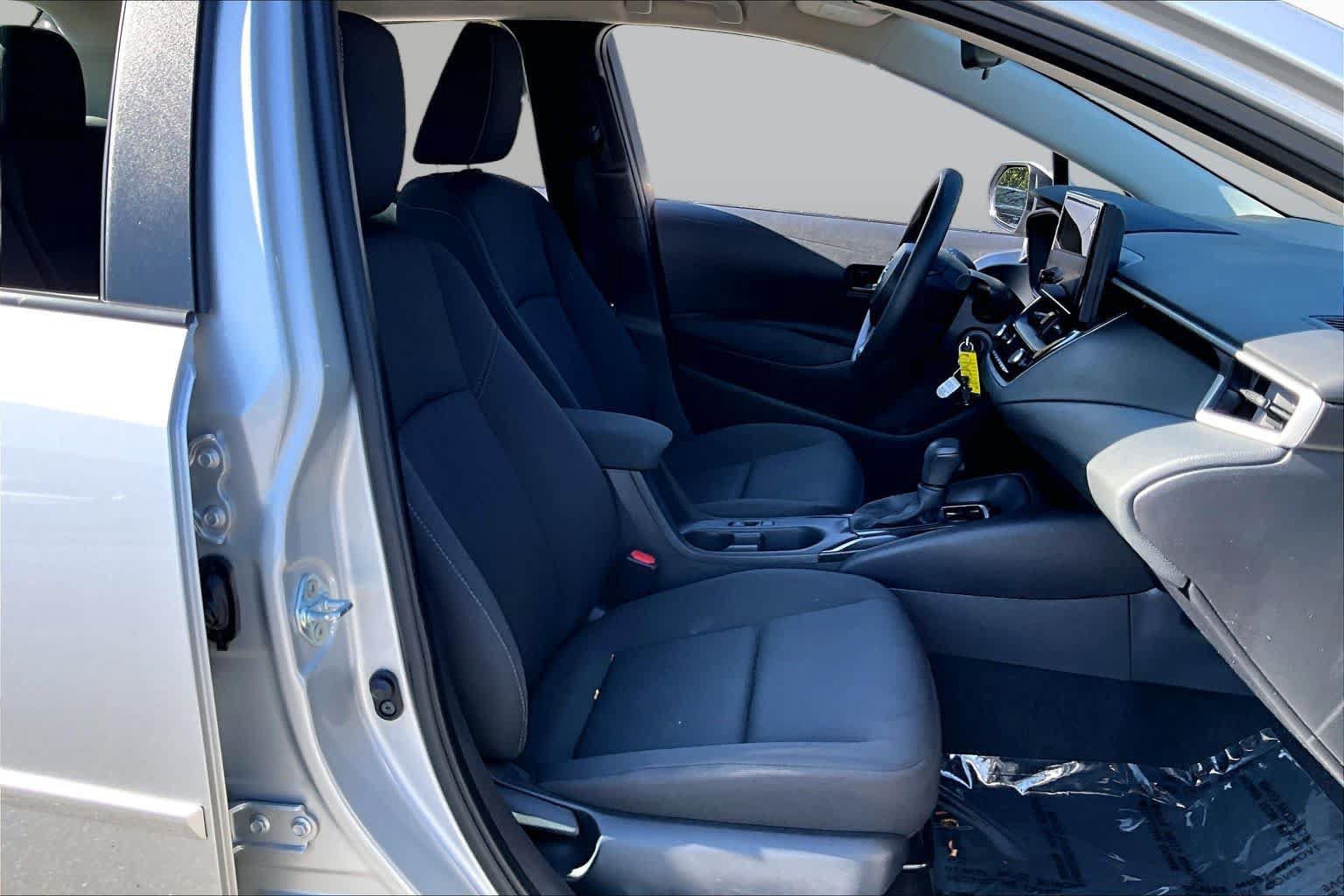 Used 2025 Toyota Corolla LE FWD image 9