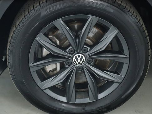 Used 2024 Volkswagen Tiguan SE image 39