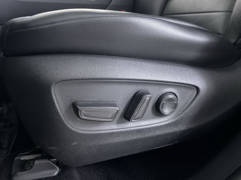 Used 2020 Toyota Highlander XLE AWD/4WD image 13