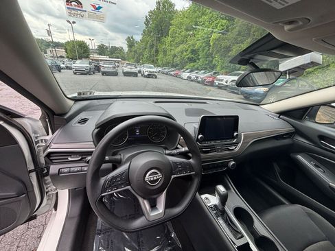 Used 2025 Nissan Altima 2.5 SV FWD image 28
