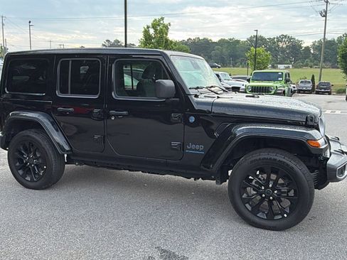 Used 2025 Jeep Wrangler Unlimited Sahara w/ Safety Group AWD/4WD image 5