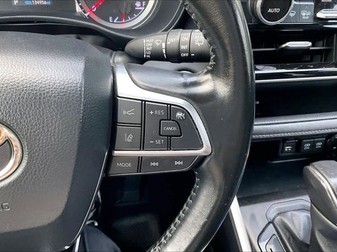 Used 2020 Toyota Highlander LE image 24