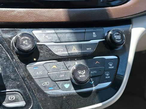 Used 2017 Chrysler Pacifica Touring-L FWD image 28