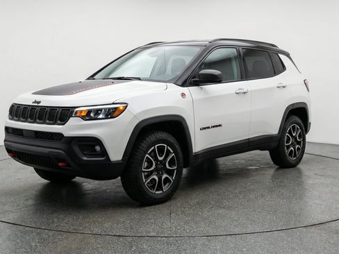 Used 2025 Jeep Compass Trailhawk AWD/4WD image 3