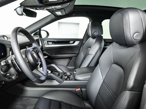 Certified 2025 Porsche Cayenne Coupe image 5