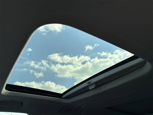 Used 2021 Chevrolet Traverse Premier image 28