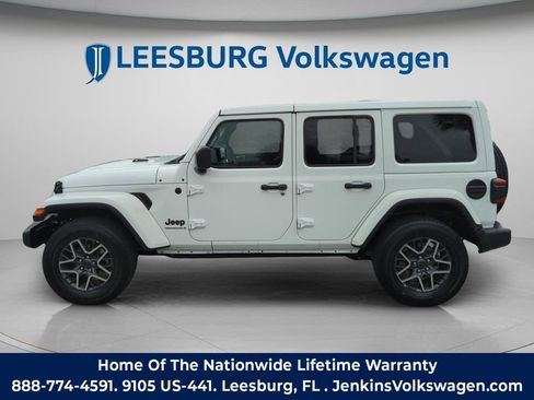 Used 2025 Jeep Wrangler Unlimited Sahara AWD/4WD image 11