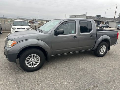 Used 2019 Nissan Frontier SV image 2