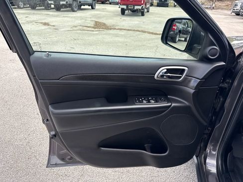 Used 2018 Jeep Grand Cherokee Laredo image 13