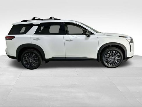 New 2026 Nissan Pathfinder SL image 2