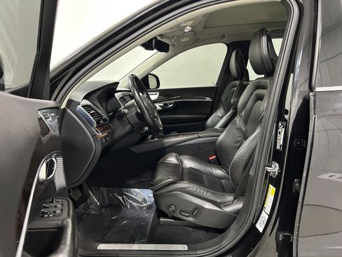 Used 2017 Volvo XC90 T6 Momentum w/ Vision Package AWD/4WD image 4