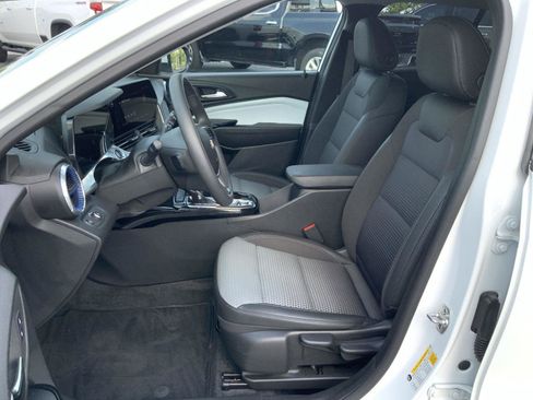 Used 2024 Chevrolet Trax LT FWD image 23