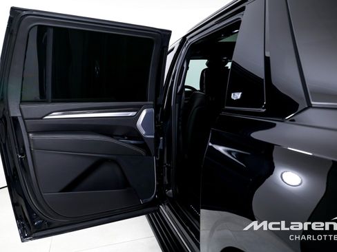 Used 2025 Cadillac Escalade ESV V AWD/4WD image 17