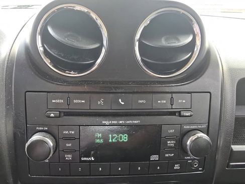 Used 2016 Jeep Patriot Latitude FWD image 25