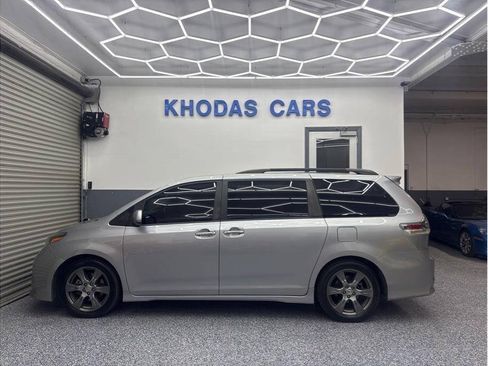 Used 2017 Toyota Sienna SE Premium FWD image 1