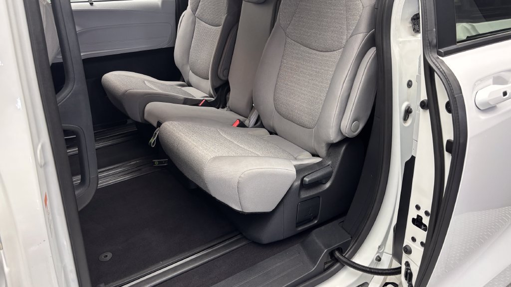 Used 2025 Toyota Sienna LE FWD image 15