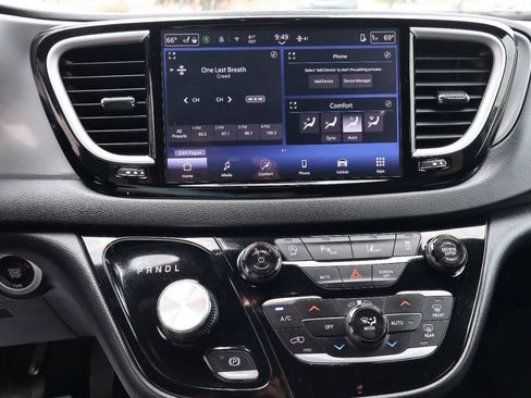 Used 2025 Chrysler Pacifica Select FWD image 9
