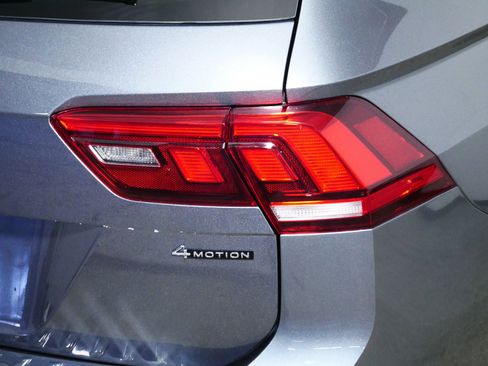 Used 2024 Volkswagen Tiguan SE w/ Panoramic Sunroof Package image 17