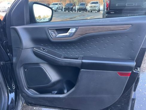 Used 2020 Ford Escape Titanium image 10