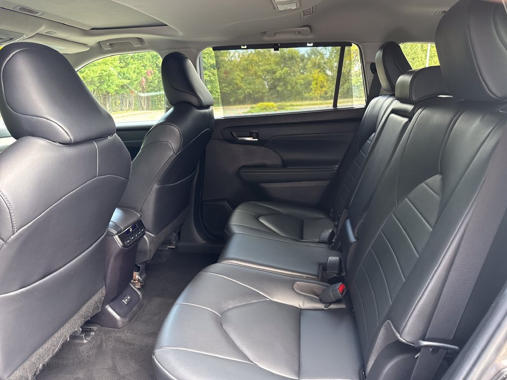 Used 2023 Toyota Highlander XLE FWD image 12