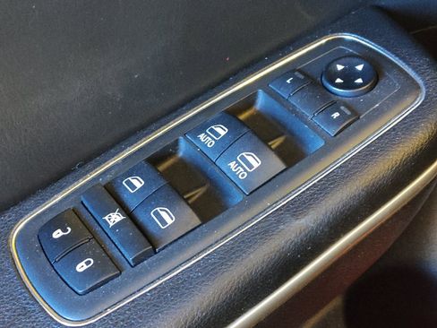 Used 2019 Chrysler 300 Touring w/ Sport Appearance Package image 27