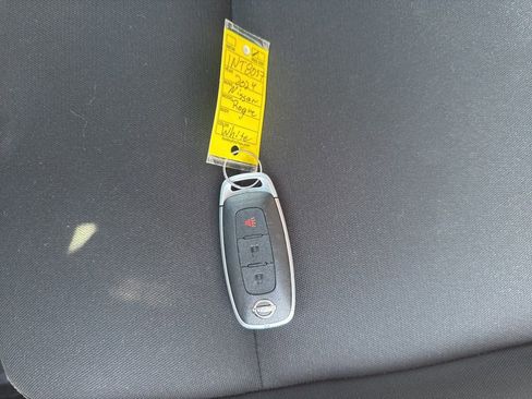 Used 2024 Nissan Rogue S image 31