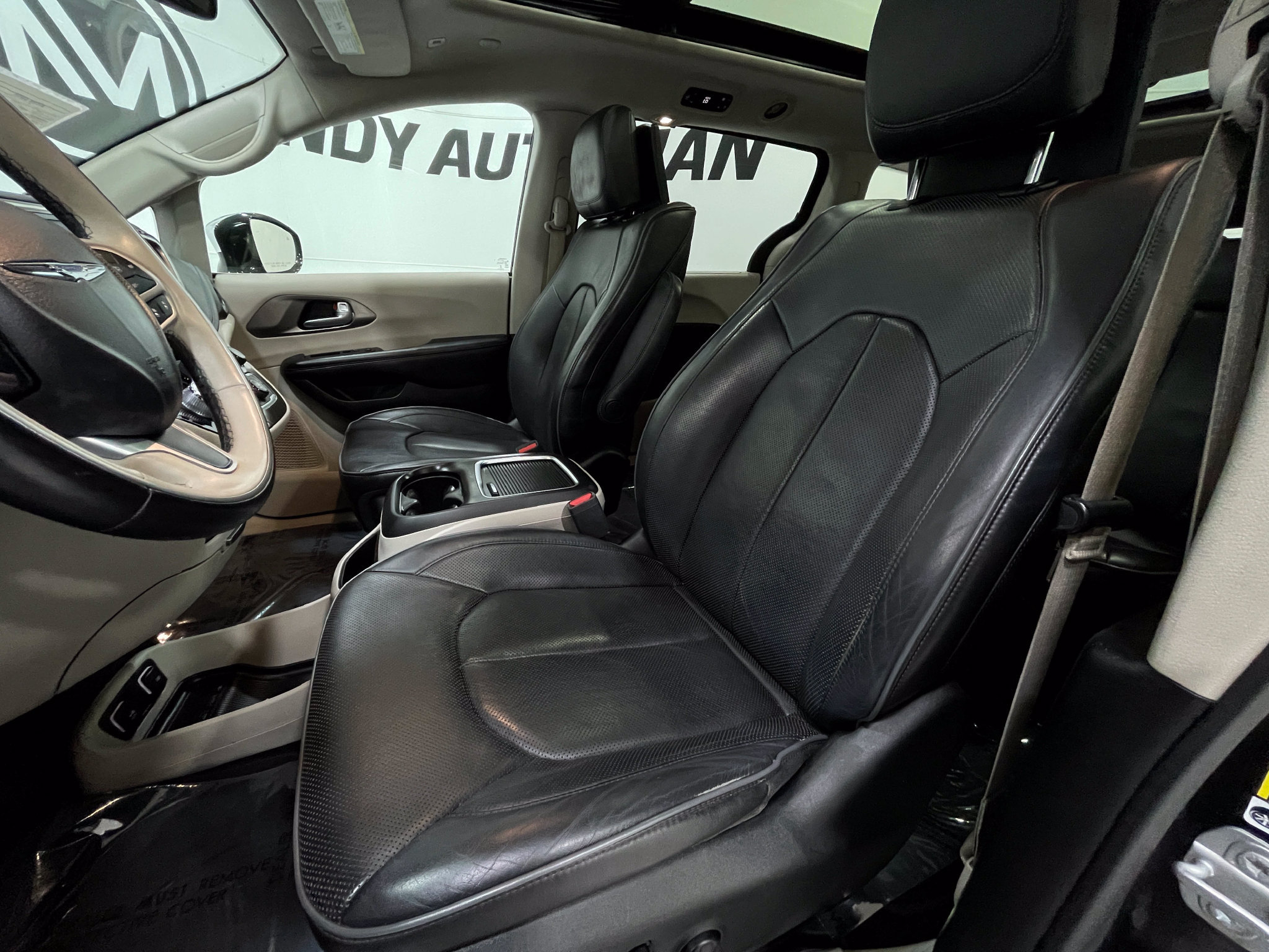 Used 2018 Chrysler Pacifica Limited w/ Tire & Wheel Group FWD image 15