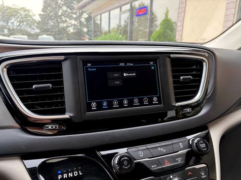 Used 2020 Chrysler Pacifica Touring-L w/ Tire & Wheel Group image 31