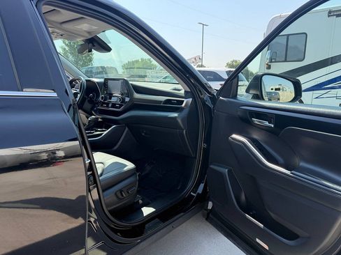 Used 2022 Toyota Highlander XLE AWD/4WD image 24