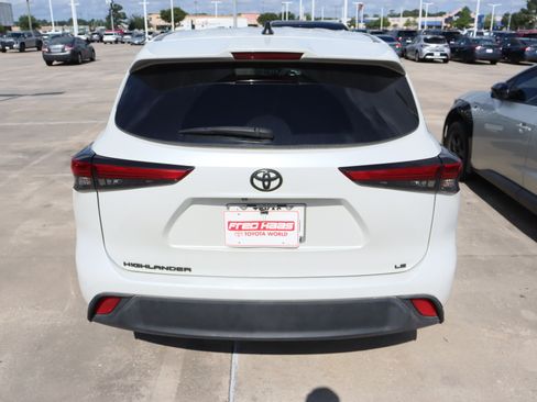 Used 2023 Toyota Highlander LE FWD image 8