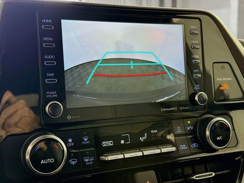 Used 2022 Toyota Highlander LE AWD/4WD image 9