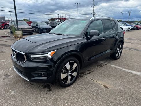 Used 2021 Volvo XC40 T5 Momentum w/ Premium Package AWD/4WD image 1