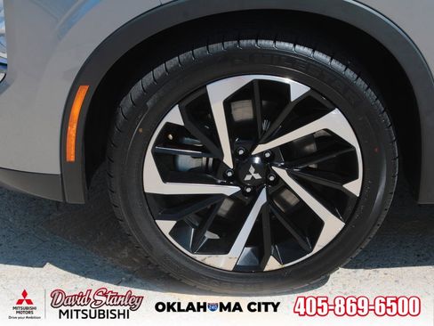 Used 2023 Mitsubishi Outlander SE image 2