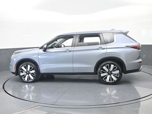 Used 2025 Mitsubishi Outlander SE FWD image 3