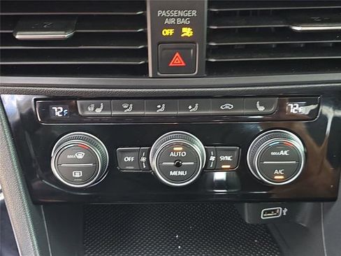 Used 2019 Volkswagen Jetta SE w/ Cold Weather Package image 18