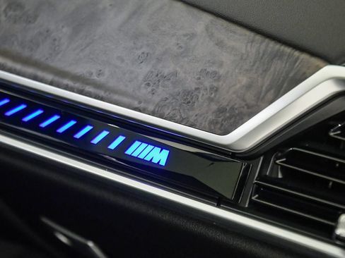 Used 2024 BMW X7 M60i w/ Climate Comfort Package AWD/4WD image 18