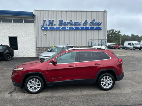Used 2017 Jeep Cherokee Latitude w/ Cold Weather Group FWD image 4