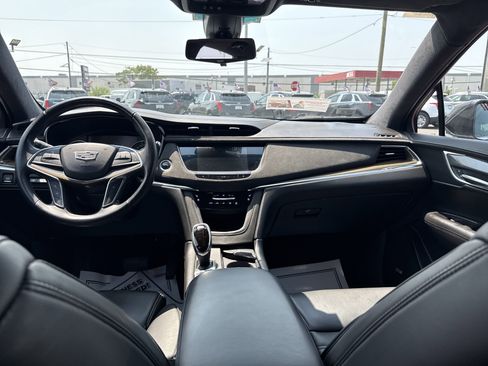 Used 2017 Cadillac XT5 Platinum w/ Driver Assist Package image 27