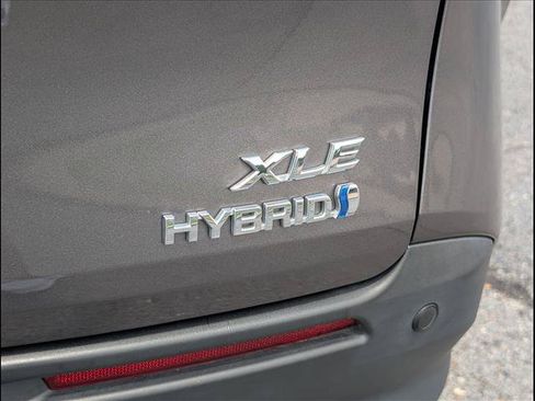 Used 2023 Toyota Sienna XLE FWD image 18