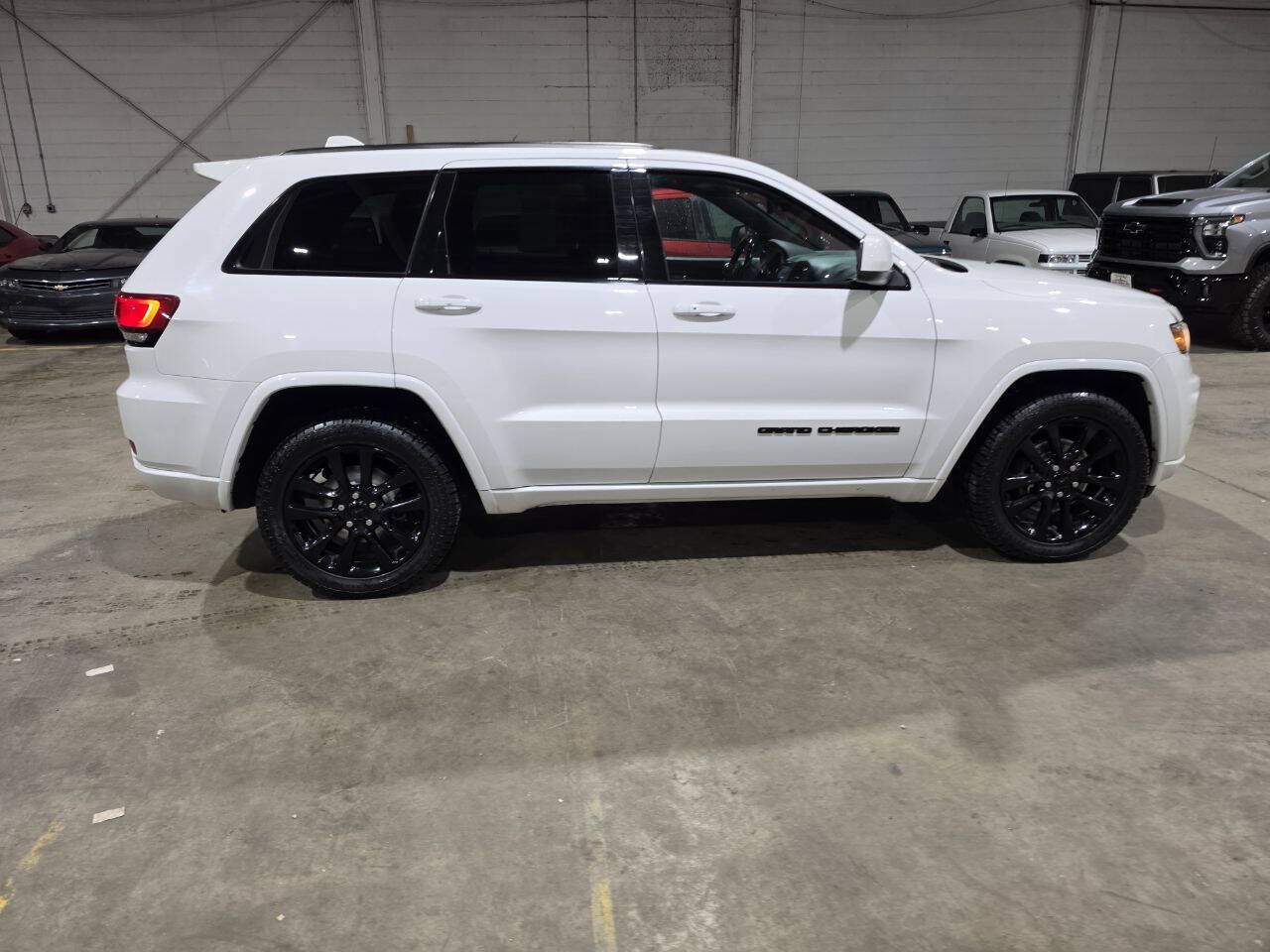 Used 2019 Jeep Grand Cherokee Altitude AWD/4WD image 15