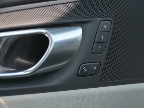 Used 2024 Volvo XC60 B5 Plus w/ Protection Package Premier image 24