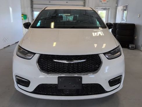Used 2025 Chrysler Pacifica Select FWD image 8